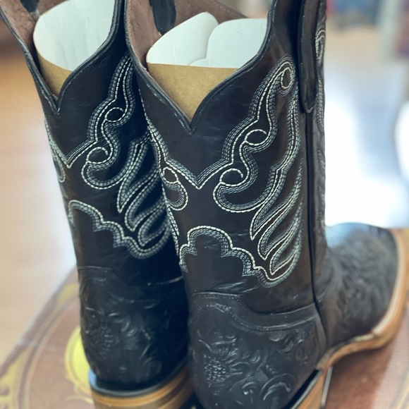 Men Square Toe Western Tooled Boots - Picture 2 of 4